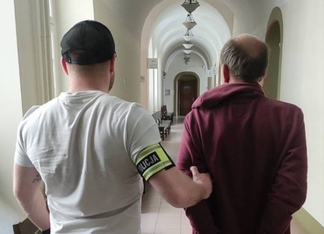Policja z Gdańska zatrzymała dwóch obywateli Ukrainy, którzy wtargnęli do mieszkania i zaatakowali mężczyznę. Popchnęli także kobiete