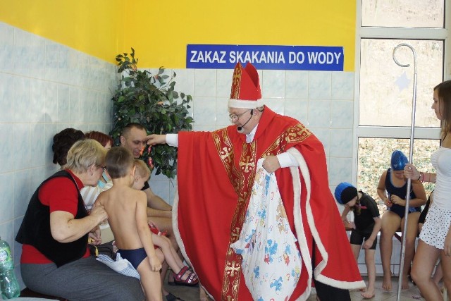 Święty Mikołaj rozdawał na basenie słodycze