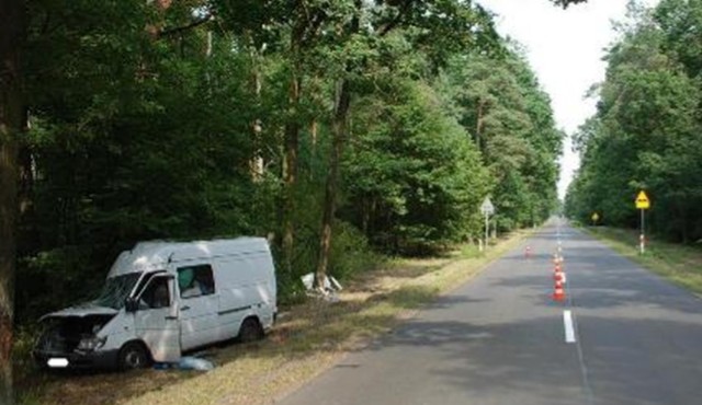 Radzyń Podlaski. Wypadek na K 63 - młody kierowca wjechał w drzewo.