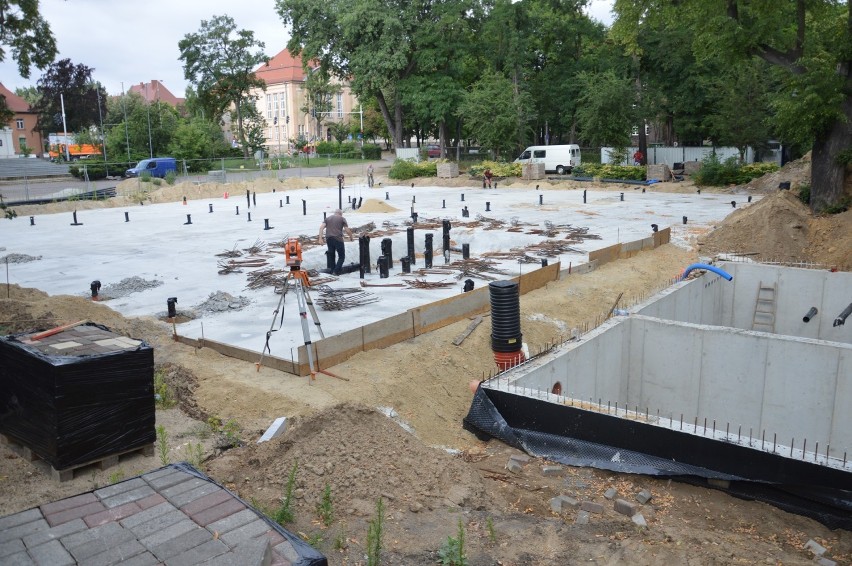 Wreszcie ruszyły dalsze prace przy remoncie fontanny w parku Słowiańskim