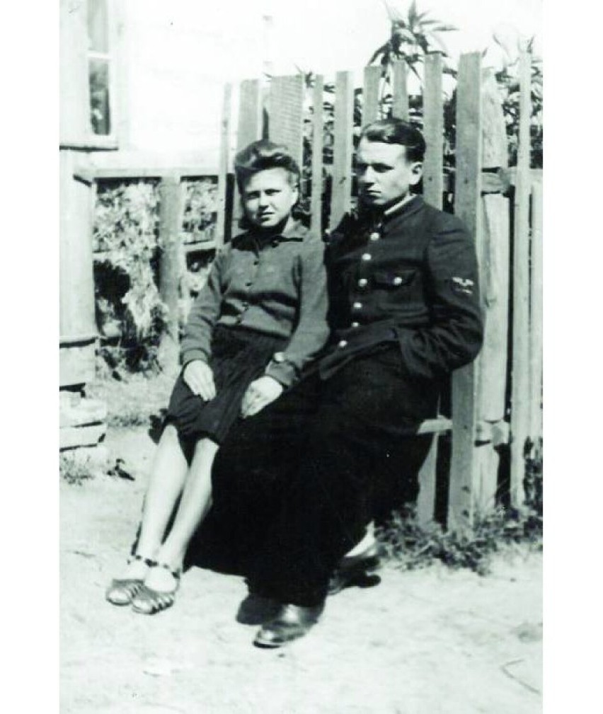 Obok jego siostra: Janina. Zdjęcie wykonano w 1942 roku
