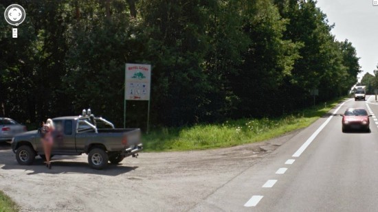 Przyłapany przez Google Street View na rozmowie z prostytutką [Zdjęcia]