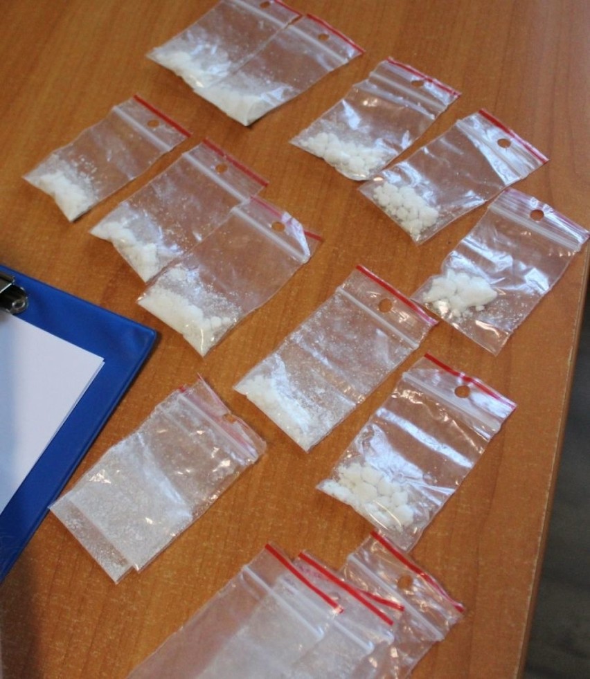 Narkotyki w Łowiczu. Policja zatrzymała mężczyznę, który miał kilkanaście dilerek z amfetaminą [ZDJĘCIA]