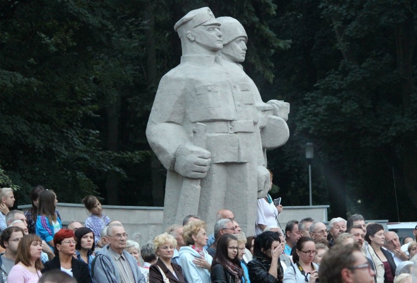 Wojewoda nakazał władzom Wielunia usunąć pomnik „Pogromcom hitleryzmu” 