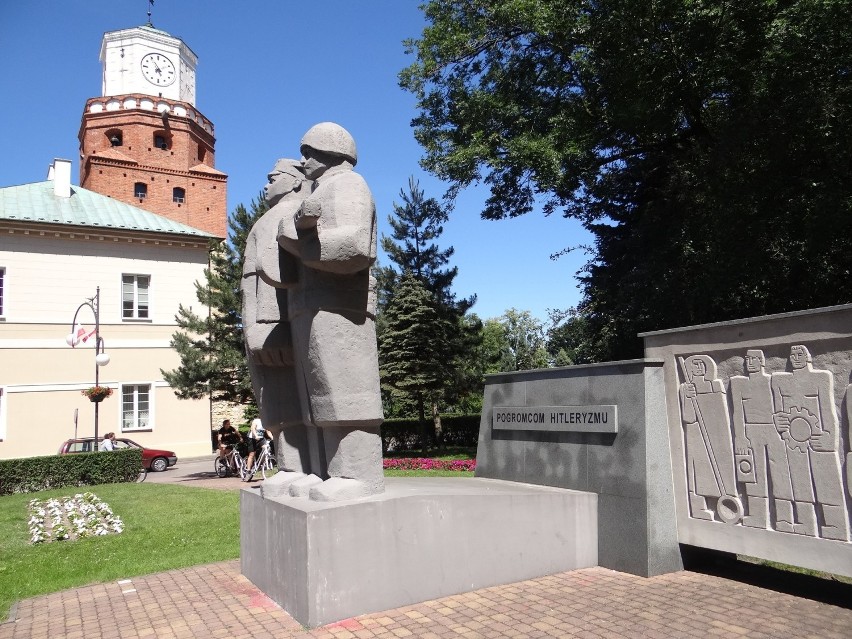 Wojewoda nakazał władzom Wielunia usunąć pomnik „Pogromcom hitleryzmu” 