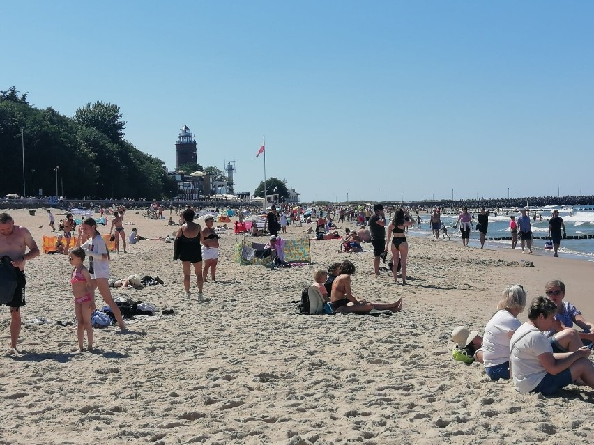 Tłumy plażowiczów w Kołobrzegu. Tak wygląda początek wakacji [ZDJĘCIA]