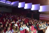Koncert patriotyczny w Dzierżoniowie. Na scenie Tadek, a na widowni tłumy młodych ludzi. Zobacz galerię zdjęć