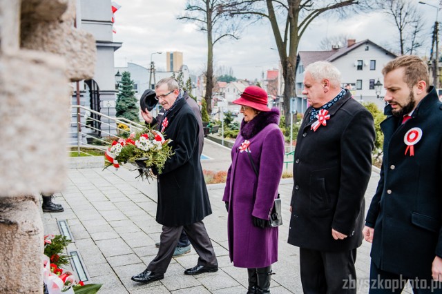 Władze Rydułtów złożyły kwiaty pod Pomnikiem Walki i Zwycięstwa
