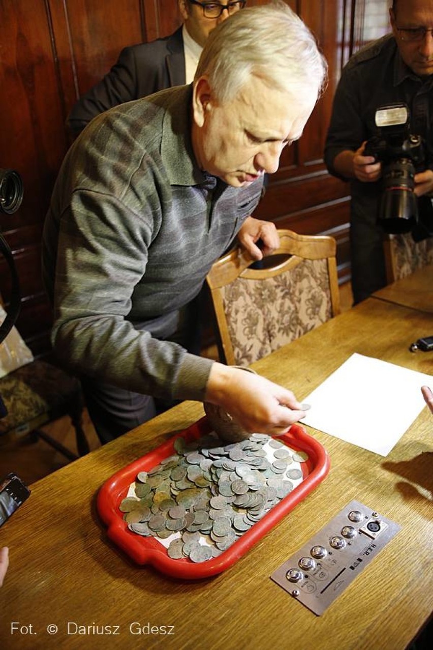 Skarb, 1385 srebrnych monet w Wałbrzychu. Do ratusza przyniósł go znalazca
