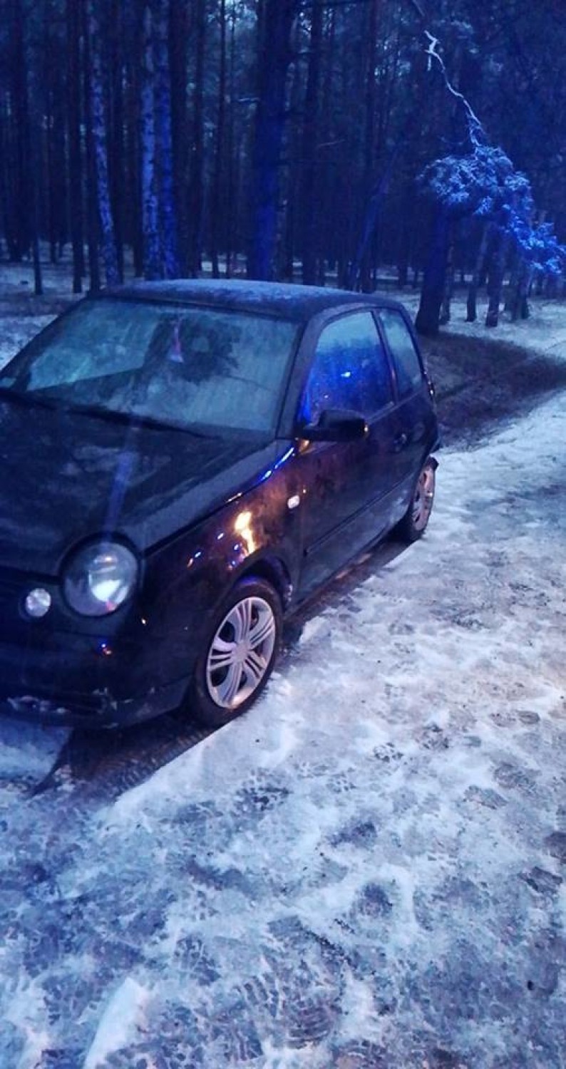 Pierwsze skutki niedzielnych opadów śniegu: VW uderzył w drzewo