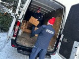 Święty Mikołaj zyskał pomocników! Dzielnicowi z Wronek przekazali dzieciom paczki od lokalnych przedsiębiorców