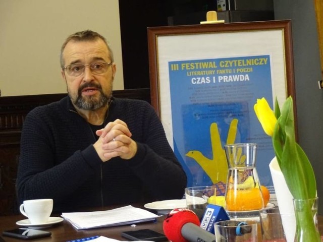 Na zdjęciu Bogdan Białek, prezes Stowarzyszenia imienia Jana Karskiego w Kielcach, organizatora festiwalu.