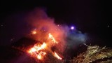 Gmina Lgota Wielka. Strażacy gasili pożar sterty słomy w Woźnikach