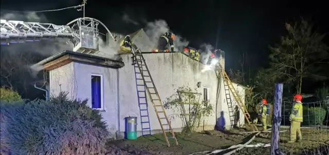 Ogień strawił dach domu jednorodzinnego w Nowym Targu.