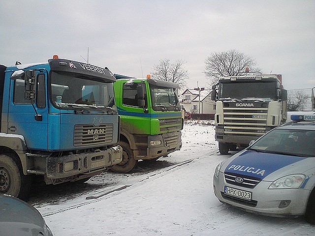 Sprawcy przepompowywali paliwo z baków pojazdów...