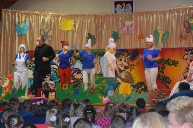Rodzice z Przedszkola nr 2 wystawili dla swoich dzieci przedstawienie "Świat Bajek"