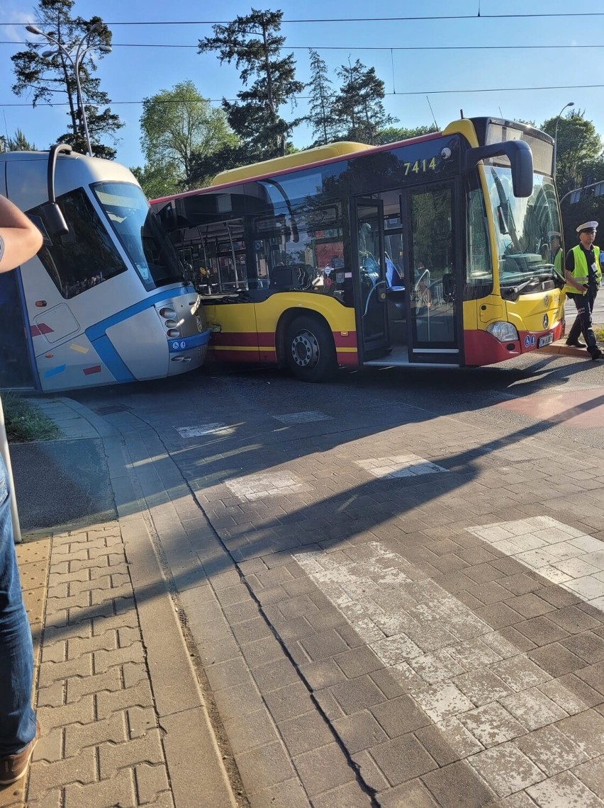 Wypadek pojazdów MPK na Kozanowie. Tramwaj wjechał w autobus, utrudnienia w ruchu