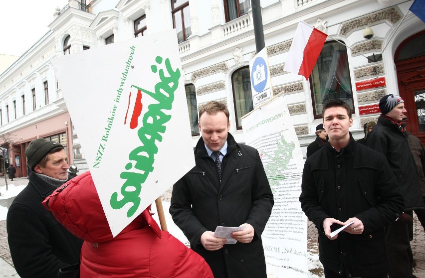 Protest rolników na Piotrkowskiej w Łodzi. Przeciw sprzedaży ziem i likwidacji szkół