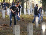 Poznaniacy sprzątają groby na Cytadeli