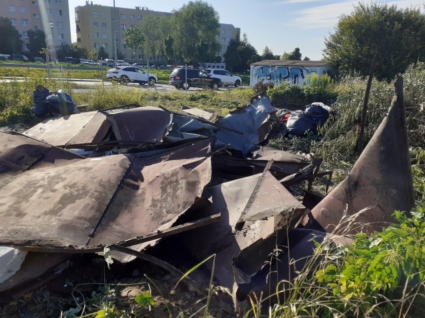Góra śmieci wita kierowców wjeżdżających do Kielc ulicą Radomską. Teren szykuje inwestor pod nowe bloki
