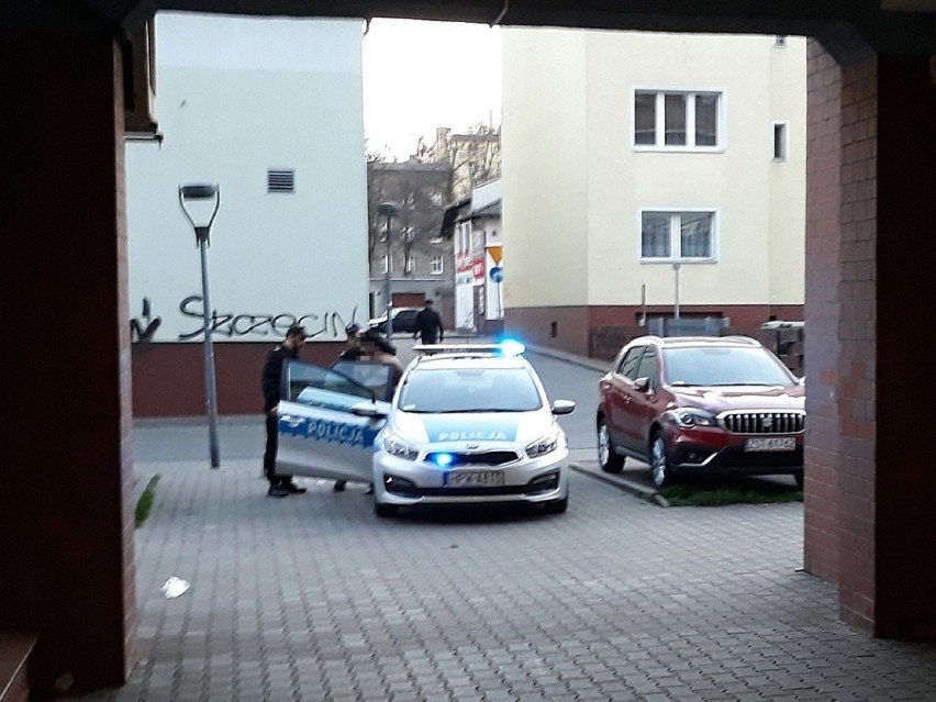 Stargard. Tak się napił, że sam zadzwonił na służby. Niefortunny manewr policjanta podczas zatrzymania [WIDEO]