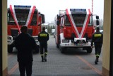 Pruszcz Gdański. Dwa nowe wozy strażackie dla Państwowej Straży Pożarnej. Strażacy odebrali także awanse zawodowe |ZDJĘCIA
