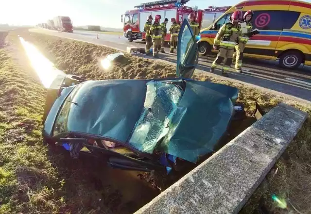 Kierowca skody został po wypadku zakleszczony w samochodzie.