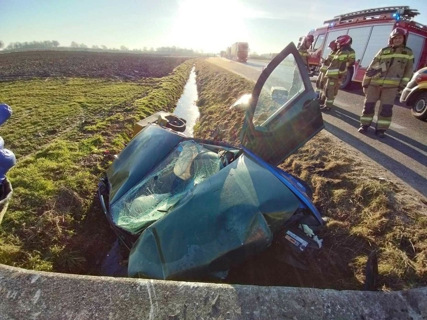 Kierowca skody został po wypadku zakleszczony w samochodzie.