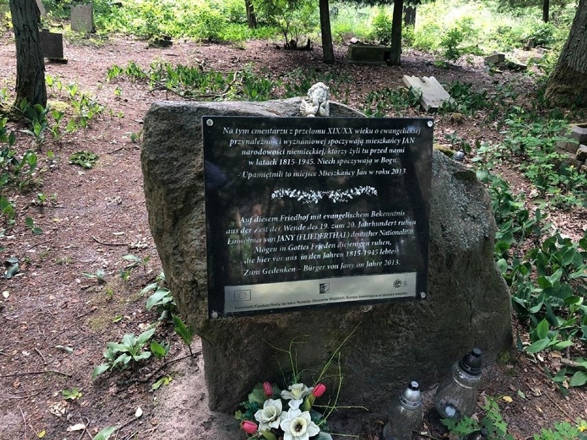 Cmentarz w Zielonej Górze Janach pochodzi z przełomu XIX i...