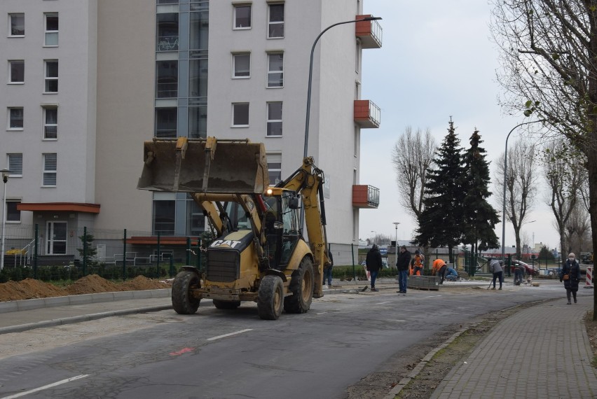 Trwa remont drogi przy targowisku na osiedlu Dobrzec w...