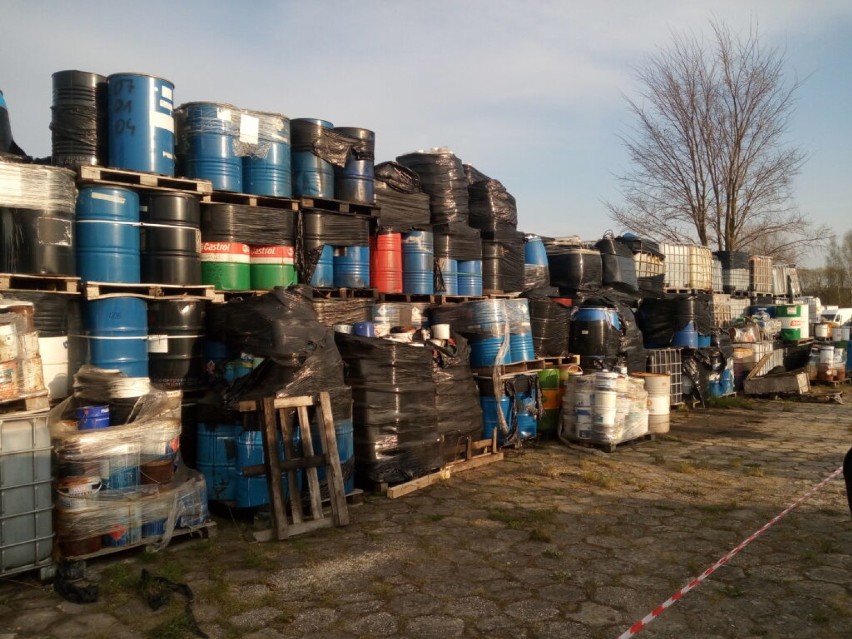 Kilkaset beczek z toksycznymi odpadami w centrum Rozprzy....