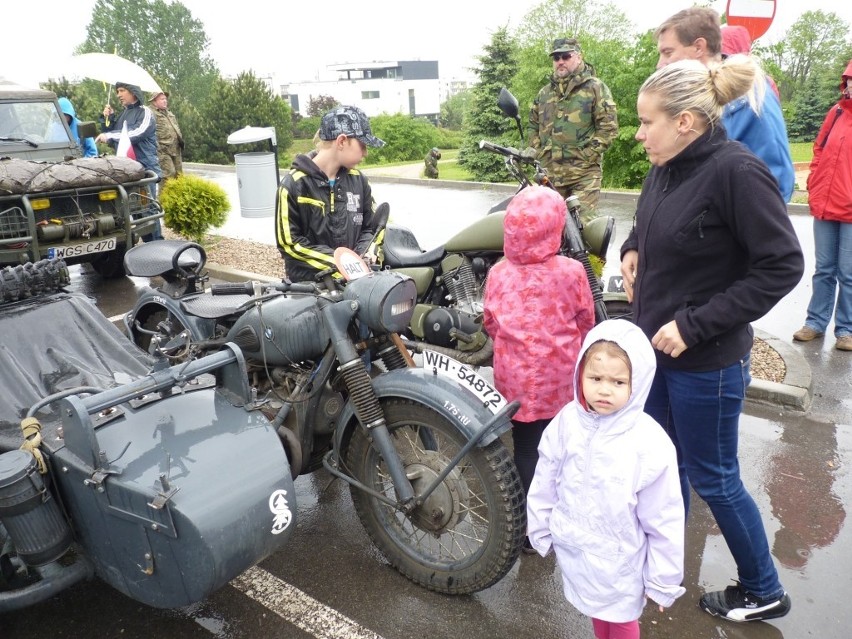 Zlot Pojazdów Militarnych Wapienniki 2012: Parada i pokaz w Radomsku [ZDJĘCIA+FILM]