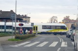 Coraz więcej kierowców narzeka na  korki na Święciechowskiej.  Przejazd kolejowy staje się dużym utrudnieniem tej dzielnicy Leszna ZDJĘCIA 