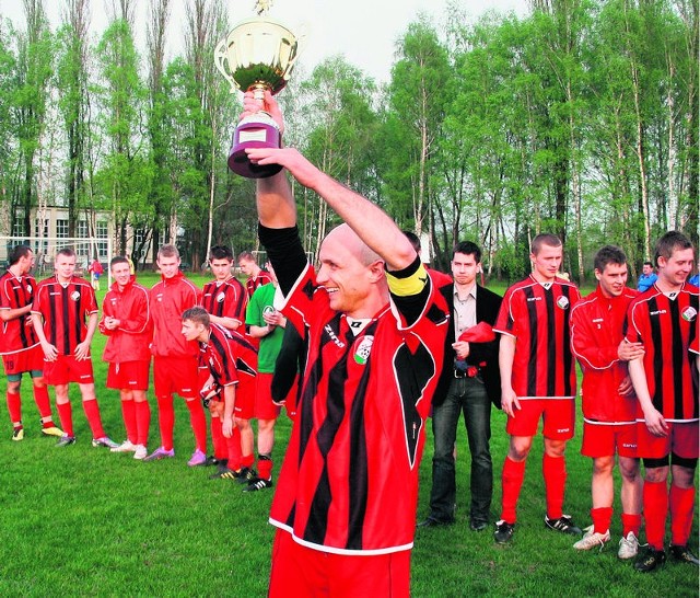 Artur Derbin (z pucharem, w barwach Zagłębiaka Dąbrowa Górnicza) dziś jest grającym trenerem Unii Strzemieszyce