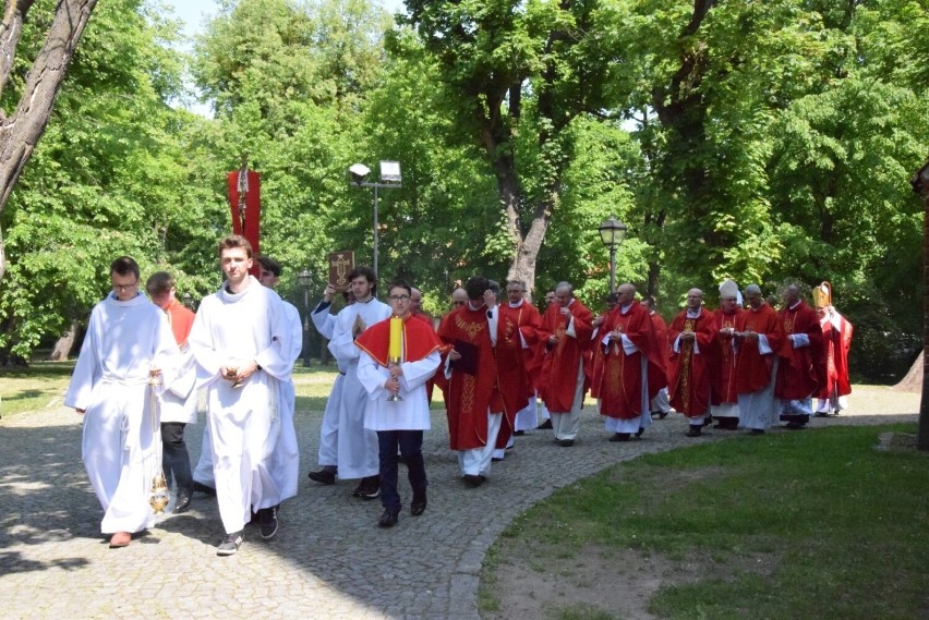 Uroczysta procesja księży i arcybiskupa Wojdy przed mszą...