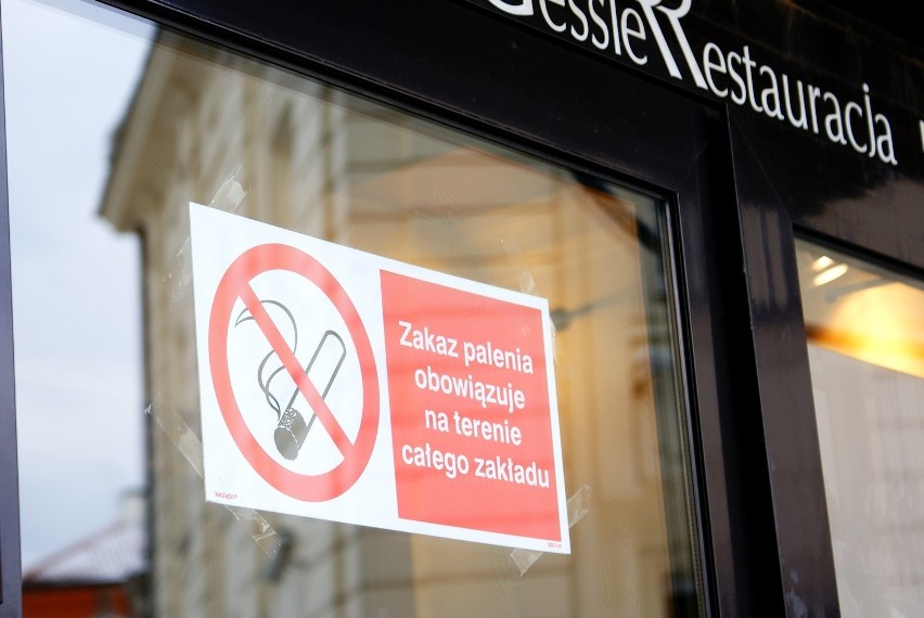 Zakaz palenia: Już rok nie wypyszczamy dymka w miejscach publicznych