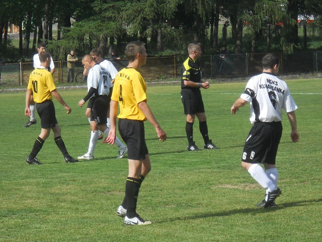 Kujawianka Izbica (białe stroje) uczyniła mały krok w wywalczeniu awansu do IV ligi.