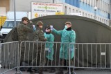 Mężczyźni podejrzani o zakażenie koronawirusem w namiocie pod szpitalem wojewódzkim w Kielcach. Udzielono im pomocy