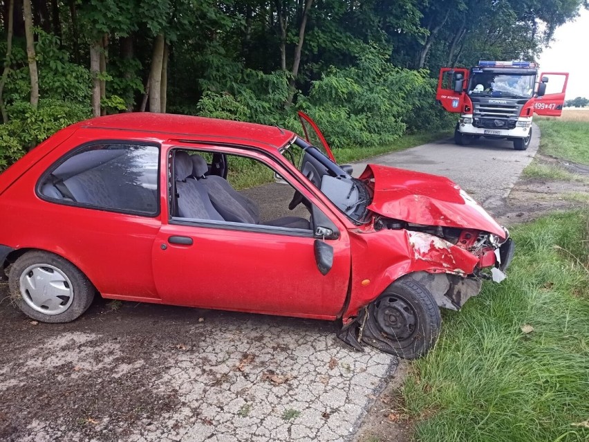 22-latek z gminy Rząśnia stracił panowanie nad autem i uderzył w drzewo