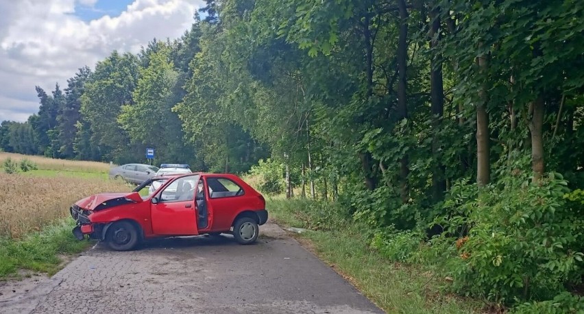 22-latek z gminy Rząśnia stracił panowanie nad autem i uderzył w drzewo