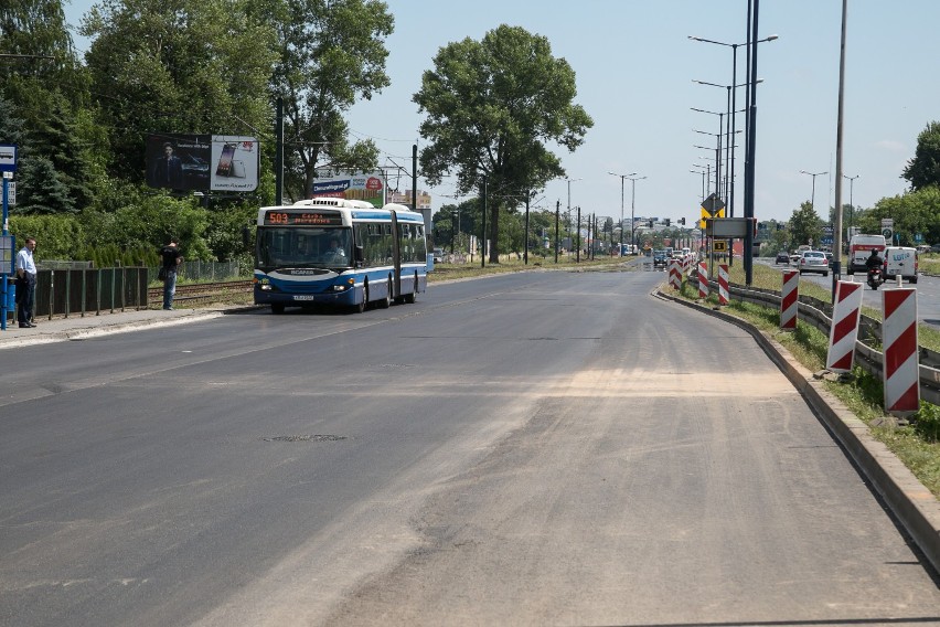 W sobotę i niedzielę:
- Trasy linii tramwajowych 3, 23, 24,...