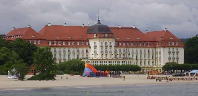 W pierwszym odcinku („Major opóźnia akcję”) widzowie mogli z kilku perspektyw popatrzeć na Grand Hotel, w którym melduje się Borewicz. Jest też sopocka plaża, a w jednej z sekwencji Borewicz wsiada do samochodu na Monciaku i rozpędzonym autem mija kościół św. Jerzego. Willa Bergera na ul. Obrońców Westerplatte na potrzeby serialu pełni funkcję siedziby gangstera „Czarnego”.