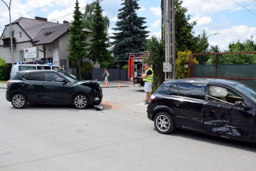 Zderzenie dwóch samochodów osobowych w Kielcach. Służby ratunkowe na miejscu [ZDJĘCIA]