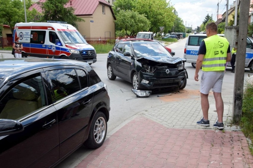 Zderzenie dwóch samochodów osobowych w Kielcach. Służby ratunkowe na miejscu [ZDJĘCIA]