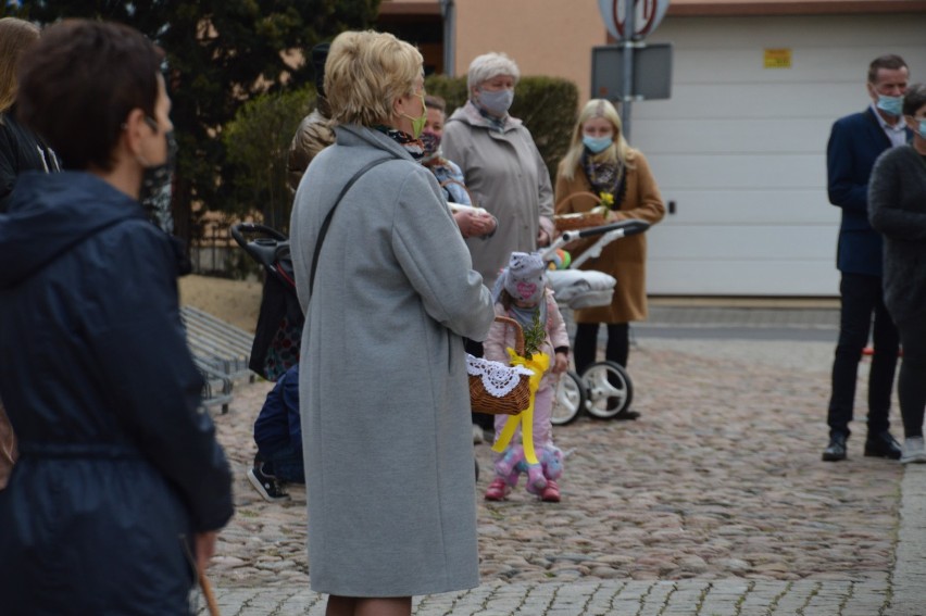 Wielkanoc 2021 Rawicz. W okolicznych parafiach trwa święcenie potraw wielkanocnych. Święconka w parafii pw. św. Andrzeja Boboli [ZDJĘCIA]