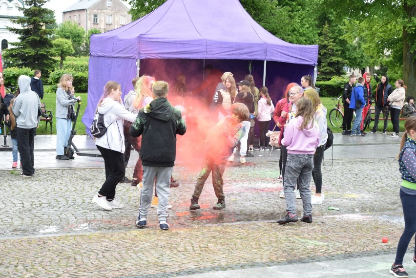 Holi Święto Kolorów w Sokółce. Pogoda nie dopisała, ale feria barw i tak wystrzeliła w górę  