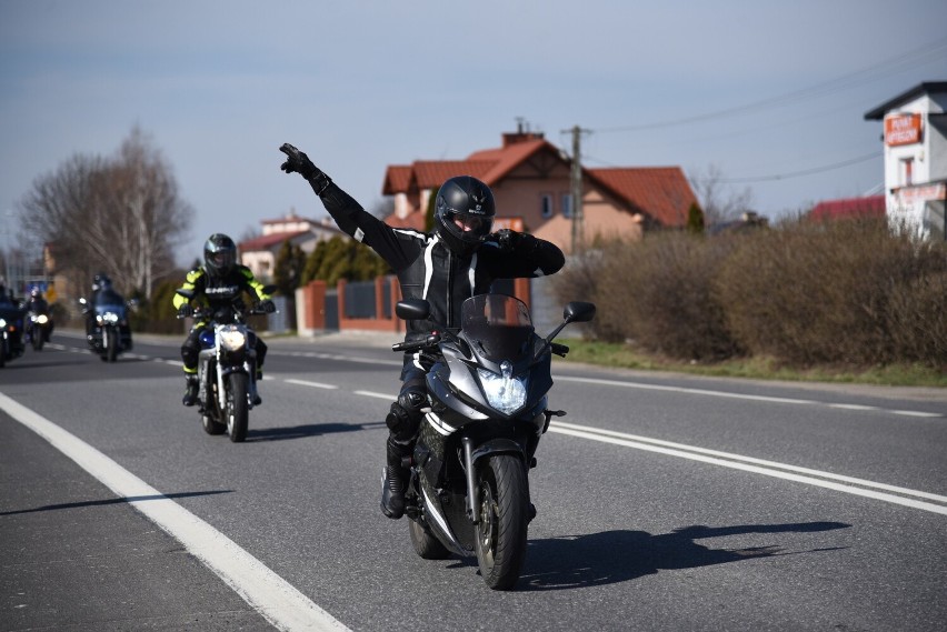 Otwarcie sezonu motocyklowego 2023 w powiecie jarosławskim. Słychać pisk opon i ryk silników! [ZDJĘCIA, WIDEO]