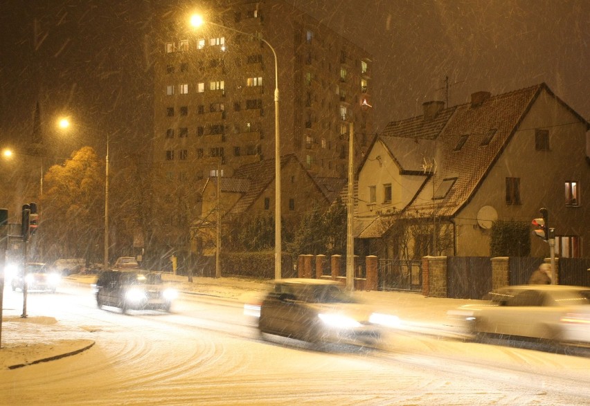 Opady śniegu na ul. Polanki w Gdańsku
