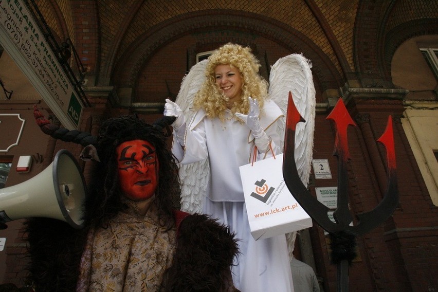 Anioł z diabłem na legnickim rynku (FOTO)