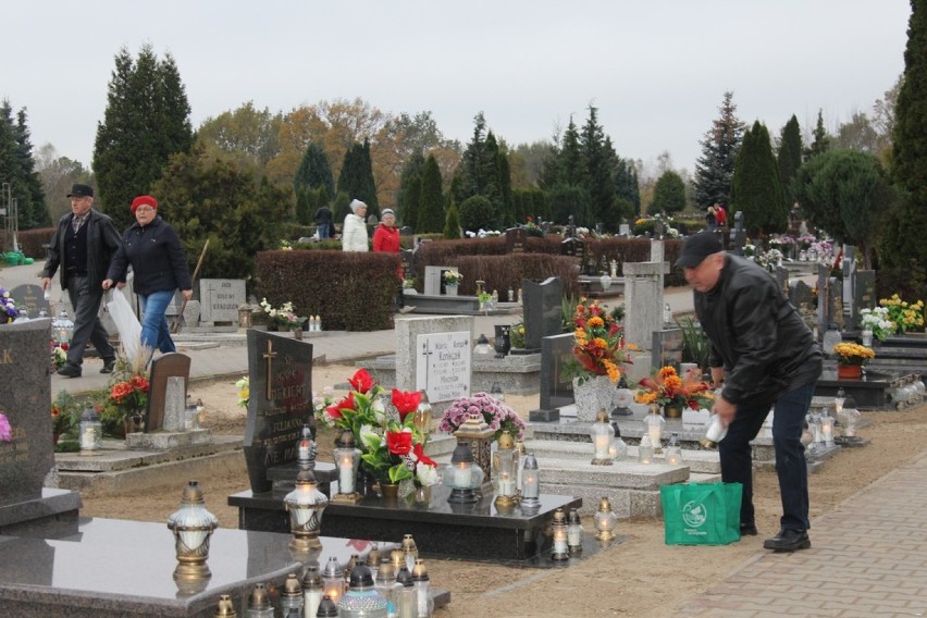 Zbąszyń. Cmentarz komunalny 1 listopada 2017 r.
